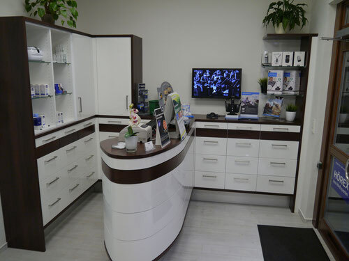 Modernes Hörgeräte-Fachgeschäft mit Beratungstresen, Prospekten und Produktpräsentation.